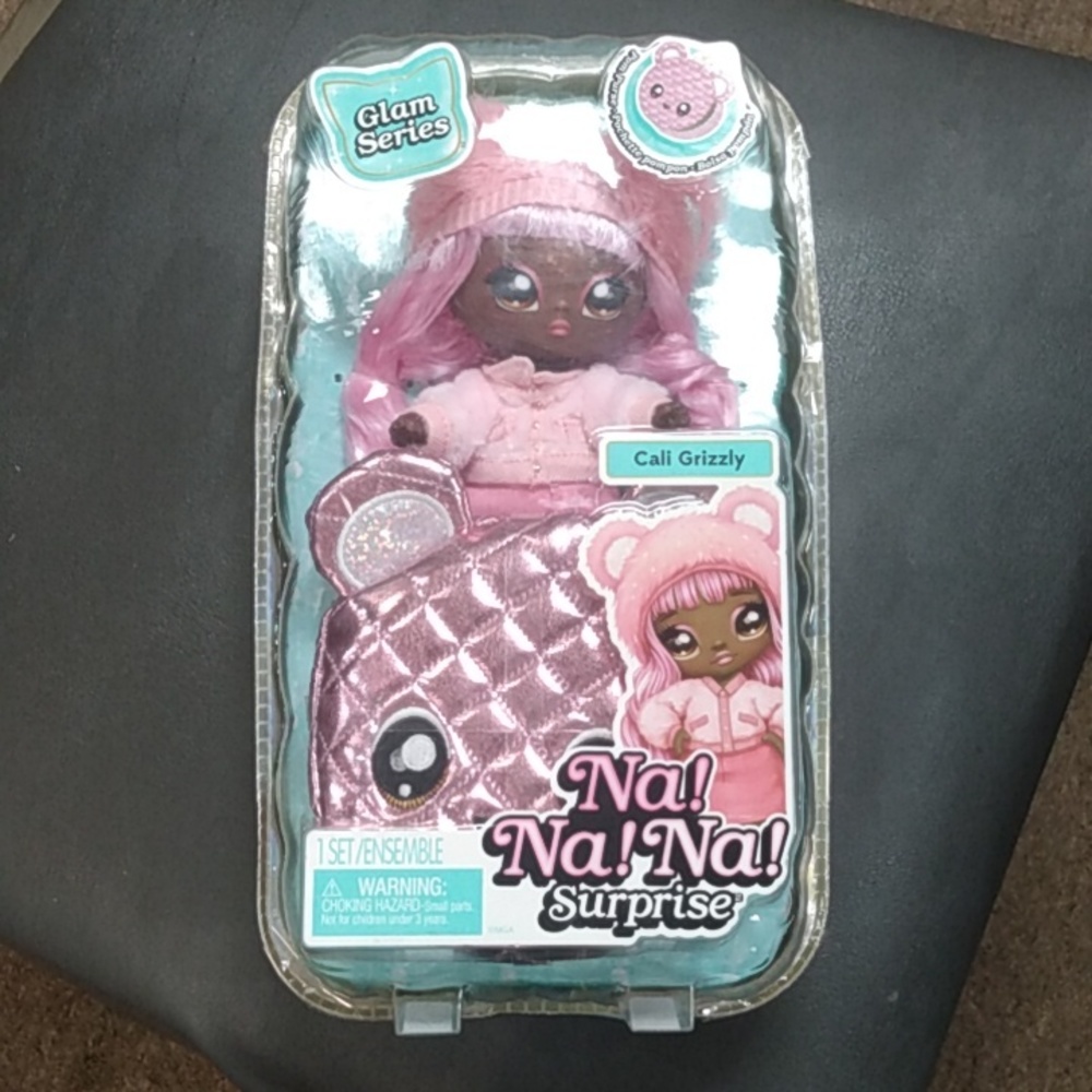 Na! Na! Na! Surprise Pom Doll Glam Series  Cali Grizzly Doll Girl Toy